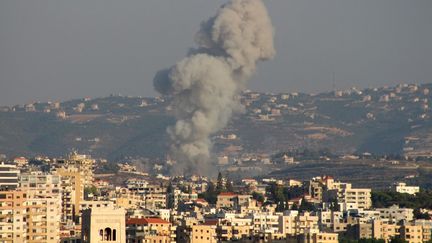 De la fumée s'échappe après une frappe aérienne israélienne qui a ciblé le village d'Abbasiyeh, dans le sud du Liban, le 24 septembre 2024. (KAWNAT HAJU / AFP)