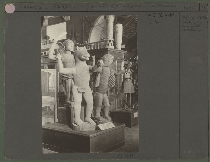 Les trois statues royales du royaume du Danhomè dans une salle du musée d'ethnographie du Trocadéro, en 1895. Don André Leroi-Gourhan (© Société d’excursions des amateurs de photographie © musée du quai Branly - Jacques Chirac)