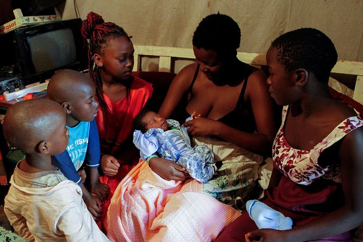 Une jeune fille de 17 ans qui vit à Kibera, un bidonville de Nairobi,&nbsp;tient son nouveau-né, le 11 novembre 2020.&nbsp; (MONICAH MWANGI / REUTERS)