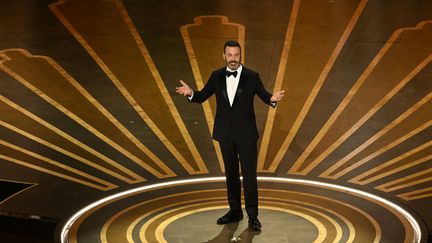 Jimmy Kimmel sur scène lors de la 95e édition des Oscars, le 12 mars 2023. (PATRICK T. FALLON / AFP)