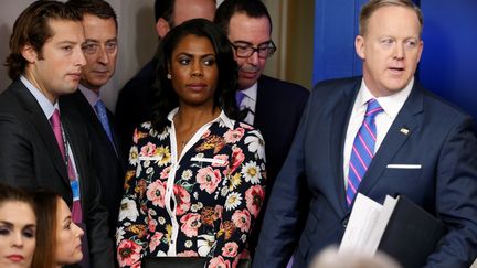 Omarosa Manigault&nbsp;et Sean Spicer, dans la salle de presse de la Maison Blanche, à Washington (Etats-Unis), le 14 février 2017.&nbsp; (KEVIN LAMARQUE / REUTERS)