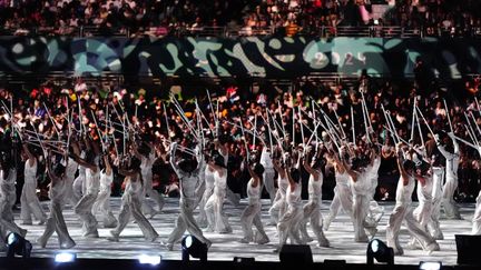 "Sportographie". Dans ce nouveau tableau, danseurs valides et handicapés se retrouvent dans une performance à mi-chemin entre un spectacle de danse et un événement sportif. (DIMITAR DILKOFF / AFP)