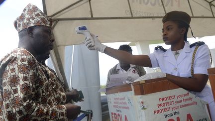 Un homme est contr&ocirc;l&eacute; &agrave; l'a&eacute;roport de Lagos, au Nigeria, le 19 septembre 2014. (PIUS UTOMI EKPEI / AFP)