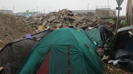 L'atmosphère dans un camp de migrants improvisé à Calais avant l'arrivée d'Emmanuel Macron mardi 16 janvier 2018. (CLEMENCE BONFILS / RADIO FRANCE)