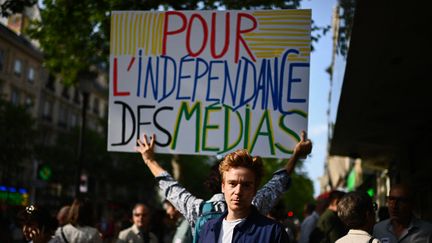 Des manifestants soutiennent la rédaction du "Journal du dimanche", lors d'un rassemblement à l'initiative de Reporters sans frontières à Paris, le 27 juin 2023. (CHRISTOPHE ARCHAMBAULT / AFP)