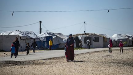 Des femmes et des enfants&nbsp;dans le Camp de Roj en Syrie, le 28 mars 2021. (photo d'illustration) (DELIL SOULEIMAN / AFP)