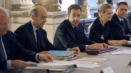 Nicolas Sarkozy entouré de ses ministres, au Palais de l'Elysée, le 17 novembre 2010. (AFP - Philippe Wojazer)