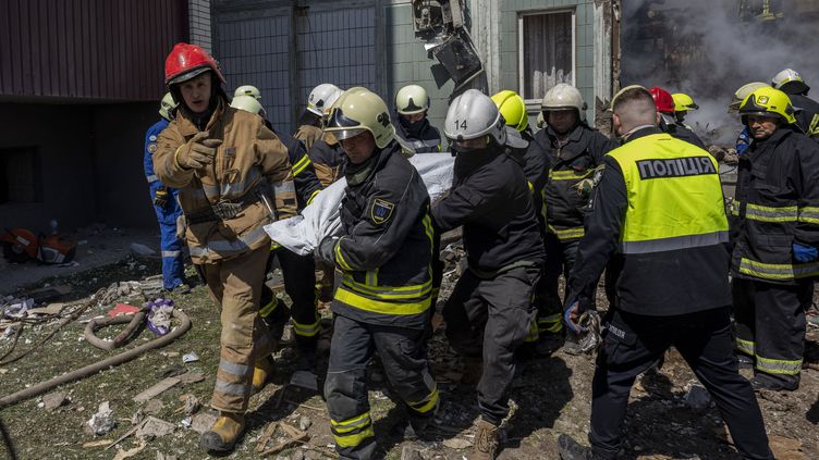 Des secouristes extraient un corps des décombres d'un immeuble frappé par un missile russe à Ouman (Ukraine), le 28 avril 2023. (BERNAT ARMANGUE / AP / SIPA)