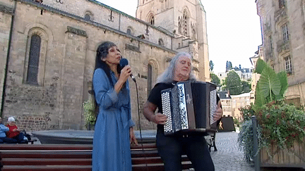 Pendant 20 ans, l'accordéoniste Roland Romanelli a éte le compagnon de route de Barbara. Une aventure humaine et artistique qu'il raconte dans un spectacle musical "Barbara et l'homme à l'habit rouge"
 (France 3 / Culturebox)