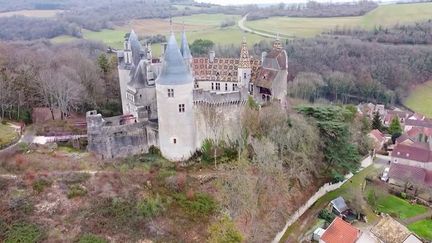 C'est l'un des plus beaux châteaux forts de Bourgogne. Le château de la Rochepot fait la une de l'actualité locale : sur décision de justice, son mobilier sera bientôt vendu aux enchères. (FRANCE 3)