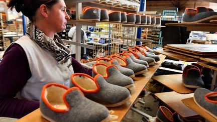 Les charentaises fabriquées à Rivières, près de La Rochefoucauld en Charente. (GEORGES GOBET / AFP)