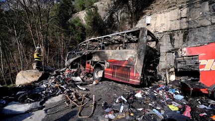 Un bus transportant des Britanniques a pris feu apr&egrave;s avoir percut&eacute; une falaise, le 16 avril 2013, pr&egrave;s de l'Alpe d'Huez (Is&egrave;re). (JEAN-PIERRE CLATOT / AFP)