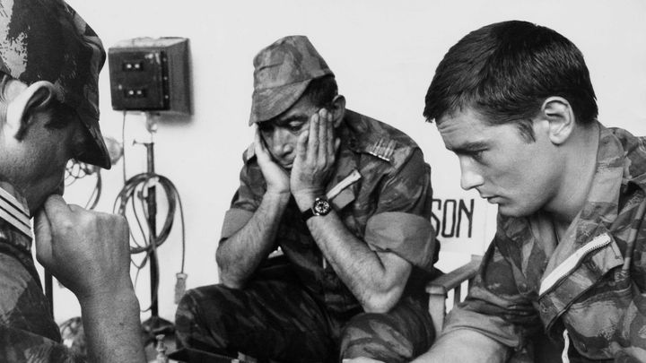 Alain Delon joue aux échecs avec Anthony Quinn sur le tournage des "Centurions", film signé Mark Robson sorti en 1966. (DALMAS / SIPA)