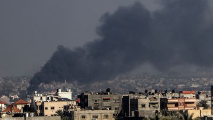 Des frappes israéliennes à Khan Younès, dans la bande de Gaza, le 16 janvier 2024. (ABED RAHIM KHATIB / ANADOLU / AFP)