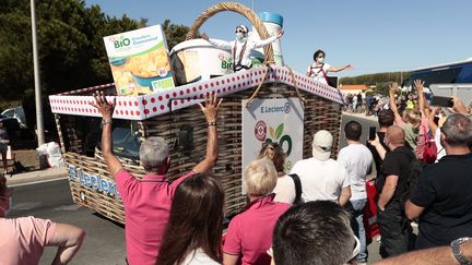 L'une des caravanes du Tour de France 2020, lors de la dixième étape. (BENOIT FELACE / MAXPPP)