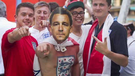 Le nouveau super-h&eacute;ros anglais a un masque de John Terry sur la t&ecirc;te et le drapeau de son pays en guise de cape. Volera-t-il au-del&agrave; des quarts de finale?&nbsp; (JAIME REINA / AFP)