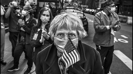 Nora, comme d'autres habitants de New York, sortait chaque soir dans la rue pour rendre hommage au personnel soignant de l'hôpital Lenox Hill.&nbsp; (Peter Turnley)