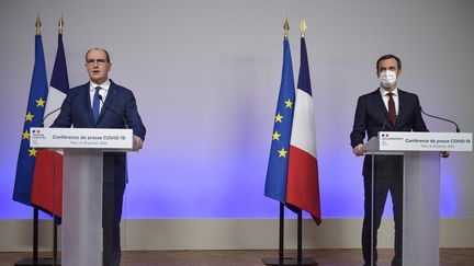 Le Premier ministre, Jean Castex, et le ministre de la Santé, Olivier Véran, lors d'une conférence de presse le 20 janvier 2022 à Paris. (JULIEN DE ROSA / AFP)