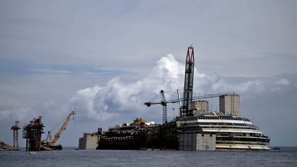 L'&eacute;pave du navire de croisi&egrave;re "Costa Concordia", le 26 juin 2014, au large de l'&icirc;le du Giglio (Italie). (FILIPPO MONTEFORTE / AFP)