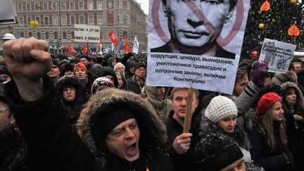 Un manifestant portant une pancarte hostile &agrave; Vladimir Poutine, le 24 d&eacute;cembre 2011 &agrave; Saint-Petersbourg (Russie) (OLGA MALTSEVA / AFP)