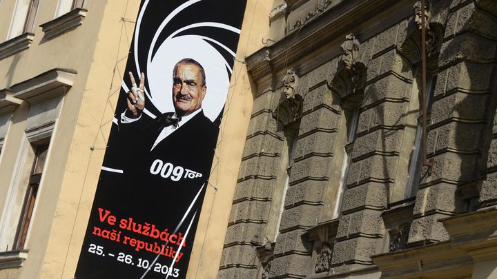 Une affiche de campagne de Karel Schwarzenberg pour les législatives de 2013, sous l'étiquette de son parti Top 09. (MICHAL CIZEK / AFP)