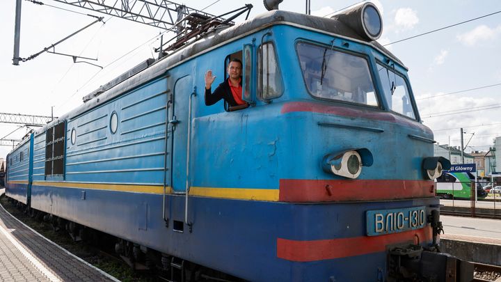 Le conducteur de train Vasyl prend la pose en gare de Przemysl (Pologne) après le retour des dirigeants français, allemand et italien d'Ukraine, le 17 juin 2022. Il avait également pris les commandes à l'aller. (LUDOVIC MARIN / POOL VIA AFP)