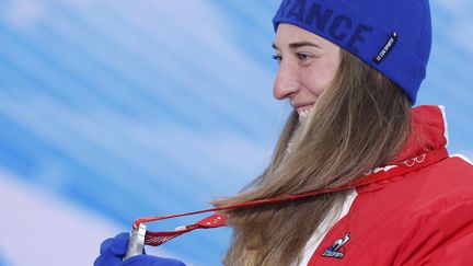 Chloé Trespeuch reçoit sa médaille d'argent du snowboard cross aux Jeux olympiques de Pékin, le 9 février 2022. (ODD ANDERSEN / AFP)