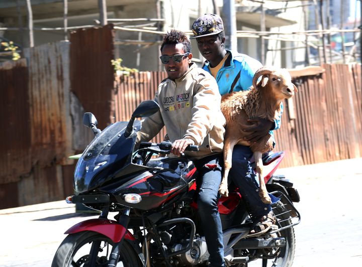 Deux Ethiopiens en moto à Addis Abeba, la capitale éthiopienne, le 5 janvier 2017.&nbsp; (MINASSE WONDIMU HAILU / ANADOLU AGENCY)