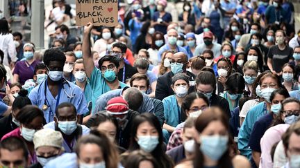 Du personnel hospitalier manifeste à New York, le 4 juin 2020, après la mort de Georges Floyd. (JOHANNES EISELE / AFP)