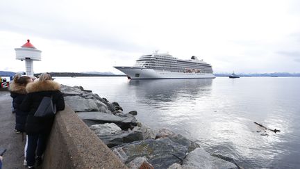 Le navire "Viking Sky" arrivant au port de Molde en Norvège, le 24 mars 2019.&nbsp; (SVEIN OVE EKORNESVAAG / NTB SCANPIX / AFP)