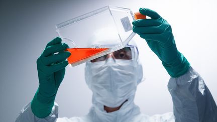 Un technicien dans un laboratoire de l'entreprise Sanofi à Val-de-Reuil (Eure), le 10 juillet 2020. (Photo d'illustration) (JOEL SAGET / AFP)