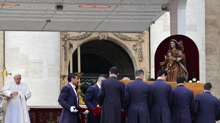 Le cercueil du pape émérite Benoît XVI devant le pape François à la fin de la messe de funérailles qui se déroulait sur la place Saint-Pierre au Vatican, le 5 janvier 2023. (TIZIANA FABI / AFP)