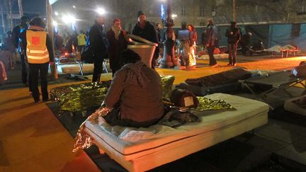 Plusieurs dizaines de personnes ont dormi dans la rue, place de la R&eacute;publique, &agrave; Paris, &agrave; l'initiative de l'association Emma&uuml;s, jeudi 12 f&eacute;vrier 2015. (FABIEN MAGNENOU / FRANCETV INFO)