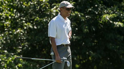 Barack&nbsp;Obama joue au golf le 9 ao&ucirc;t 2014 sur&nbsp;l'&icirc;le de Martha's Vineyard (Massachusetts).&nbsp; (NICHOLAS KAMM / AFP)