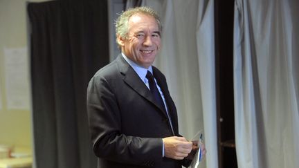 Fran&ccedil;ois Bayrou vote lors des &eacute;lections europ&eacute;ennes &agrave; Pau (Pyr&eacute;n&eacute;es-Atlantiques), le 25 mai 2014. (GAIZKA IROZ / AFP)