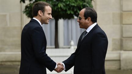 Poignée de mains entre le président français, Emmanuel Macron, et son homologue égyptien,&nbsp;Abdel Fattah al-Sissi, le 24 octobre 2017 lors de la visite de ce dernier à Paris. (PHILIPPE LOPEZ / AFP)