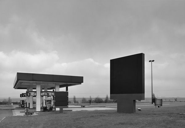 John Davies. Station Elf, autoroute A26, Nord-Pas-de-Calais, 1988. (JOHN DAVIES / CENTRE REGIONAL DE LA PHOTOGRAPHIE)