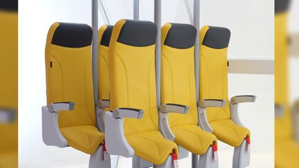 Le fabricant italien Aviointeriors a présenté ce SkyRider 2.0, une sorte de fauteuil où le passager prend place debout. (AVIOINTERIORS)