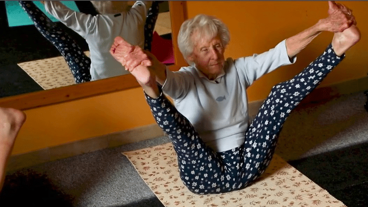 Cher : Charlotte, une prof de yoga centenaire qui déborde d'énergie