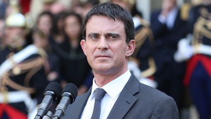 Le Premier ministre Manuel Valls, le 1er avril 2014, &agrave; Matignon, lors de la passation de pouvoirs avec Jean-Marc Ayrault. (KENZO TRIBOUILLARD / AFP)