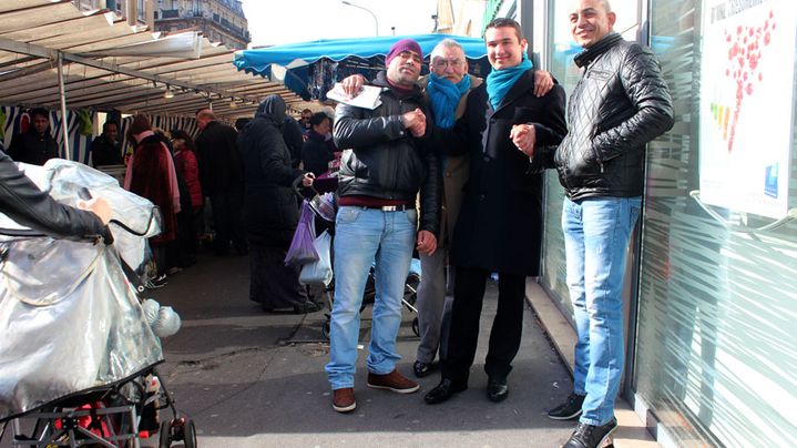 Geoffrey Carvalhinho (au centre), candidat UMP &agrave; Pantin (Seine-Saint-Denis), le 23 f&eacute;vrier 2014, sur le march&eacute; Hoche. (VIOLAINE JAUSSENT / FRANCETV INFO)