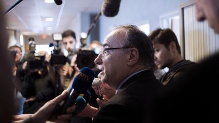 Michel Chassang, pr&eacute;sident du&nbsp;CSMF, principal syndicat de m&eacute;decins lib&eacute;raux, &agrave; la sortie des n&eacute;gociations avec l'assurance-maladie sur la r&eacute;forme des d&eacute;passements d'honoraires, le 23 octobre 2012 &agrave; Paris. (FRED DUFOUR / AFP)