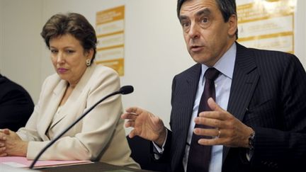 Le premier ministre François Fillon accompagné de la ministre de la Santé Roselyne Bachelot (© AFP Olivier Laban-Mattei)