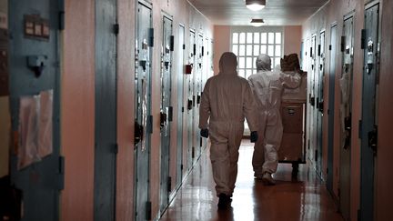 Le personnel de la prison de Villepinte, près de Paris, en pleine distribution des repas lors d'une épidémie de Covid chez les détenus, en janvier 2022. (ALAIN JOCARD / POOL VIA AFP)