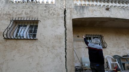 Une maison fissurée en raison de la sécheresse dans les Alpes-Maritimes, le 22 mars 2023. (JEAN FRAN?OIS OTTONELLO / MAXPPP)