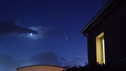 Les planètes Jupiter et Saturne&nbsp;visibles à côté de la Lune, le 16 décembre 2020. (ERIC CHAPELLE)