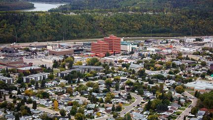 se trouve la ville en constant développement de Fort McMurray. Surnommée «FortMcMoney» dans le célèbre jeu-documentaire de David Dufresne, à cause des sables bitumineux. 1.7 million barils de pétrole y sortent chaque jour. Cinq millions sont prévus pour 2030. La ville serait assise sur 169 milliards de barils !
 
 (Todd Korol   )