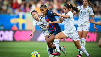 La Barcelonaise Geyse au contact lors du match de championnat contre le Real Madrid, au stade Johan Cruyff, le 25 mars 2023. (AFP)