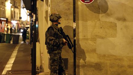 Un soldat&nbsp;patrouille rue de Charonne, à Paris, le 14 novembre 2015. (PIERRE CONSTANT / AFP)