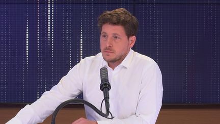 Julien Bayou, le secrétaire national d'Europe Ecologie Les Verts était l'invité du "8h30 franceinfo", lundi 23 août 2021. (FRANCEINFO / RADIOFRANCE)